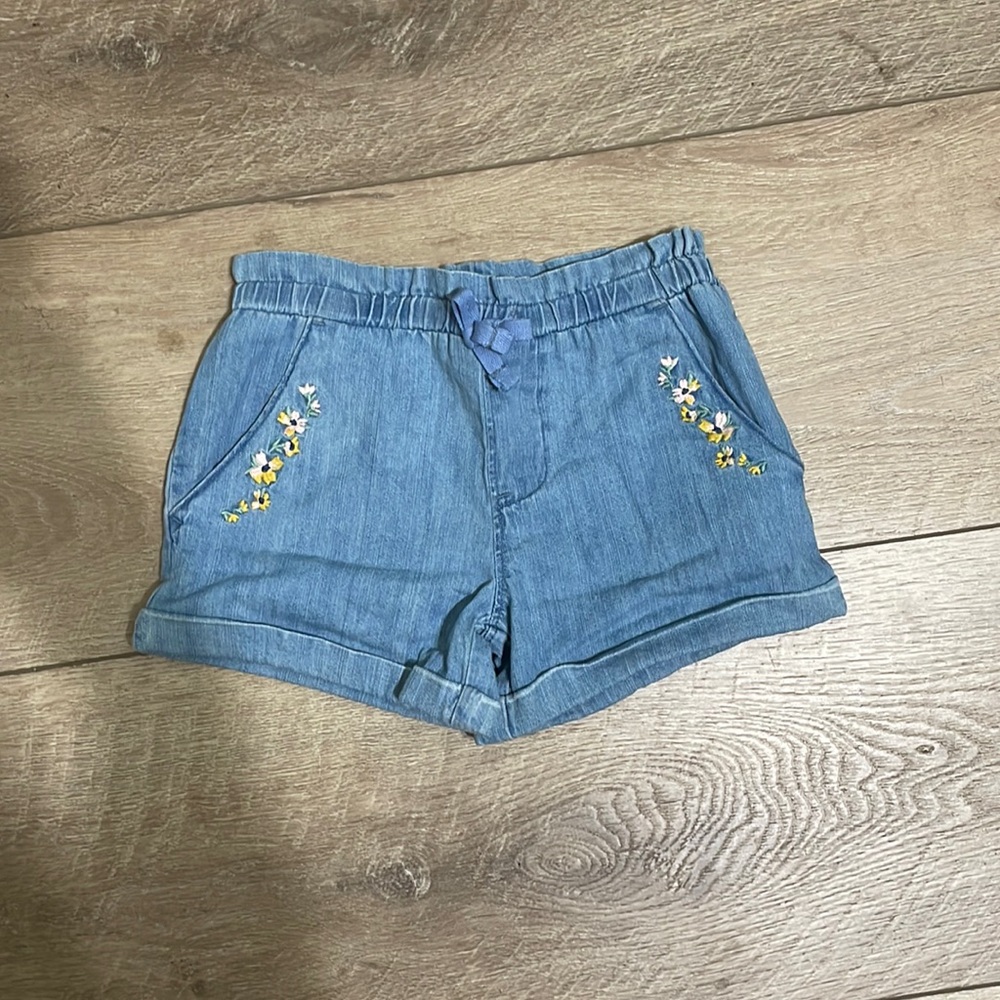 Girls shorts with embroidery